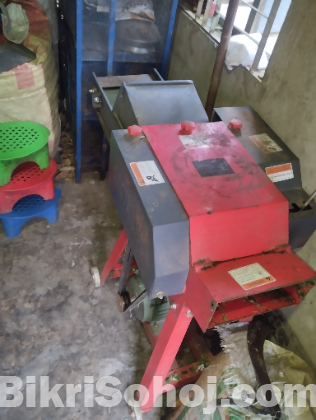 এই খড় কাটার মেশিনটি বিক্রি করা হবে